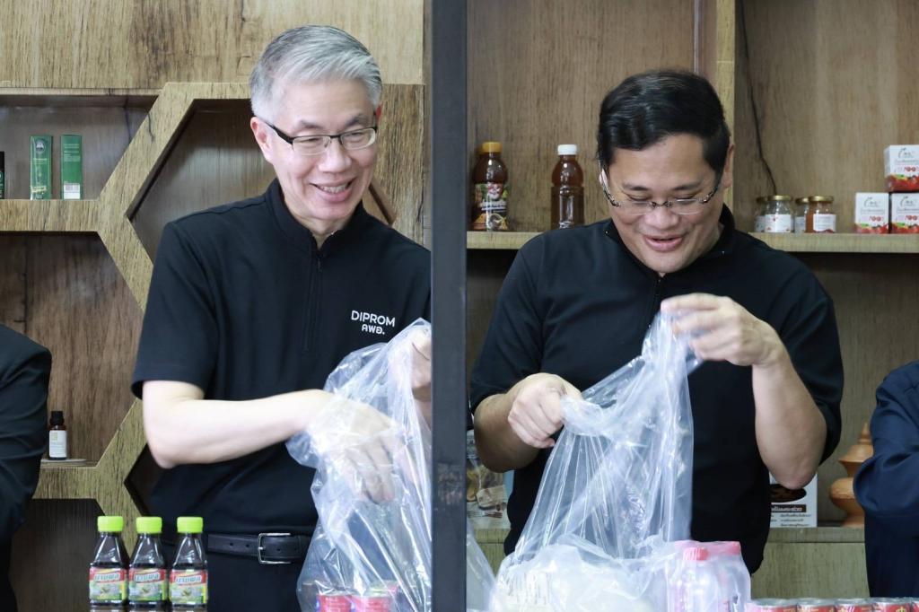 “ปลัดณัฐพล” บินตรงเมืองสองแคว เปิด “ศูนย์อุตสาหกรรมรวมใจ” หนุน “ดีพร้อม” เชื่อมพลังรัฐ–เอกชน เร่งฟื้นฟูธุรกิจภาคเหนือตอนล่าง